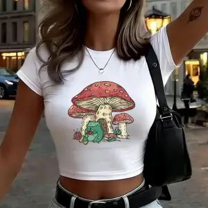 Kurbağa Mantar Altında Baskılı Kadın Babby Tee Yazlık Yuvarlak Yaka Dar Kesim Tişört Yüksek Es