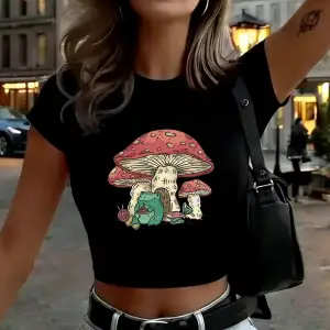 Kurbağa Mantar Altında Baskılı Kadın Babby Tee Yazlık Yuvarlak Yaka Dar Kesim Tişört Yüksek Es