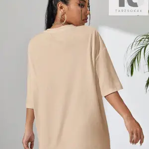 Leopar ve Harf Grafikli Düşük Omuzlu Tişört