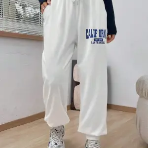 Letter Graphic Drawstring Waist Slant Pocket 4 Mevsim Eşofman