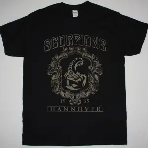 MADNESS LAUREL BLACK T SHIRT ÖN BASKILI