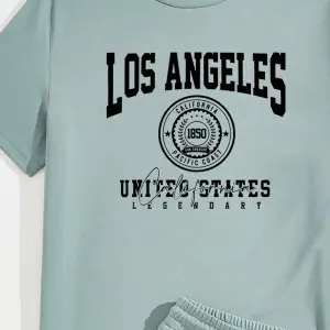 Manfinity Homme Casual College Style Tipografi Tişört ve Şort Takımı