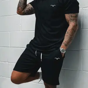 Manfinity Homme Erkek Grafik Tişört ve Şort Takımı