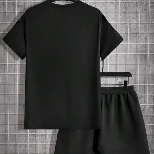 Manfinity Homme Erkek Mektup Baskılı Kısa Kollu Tişört ve Şort TakımıTişört ve Şort Takımı