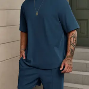 Manfinity Homme Loose Fit Erkek Düz Renk Düşük Omuz Tişört Ve Şort Takımı