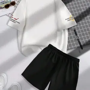 Manfinity Hypemode Erkek Günlük Mektup Baskılı Kısa Kollu Tişört ve Şort TakımıTişört ve Şort Takımı