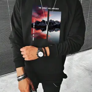 Manfinity Hypemode Mountain & Slogan Graphic Sweatshirt Siyah