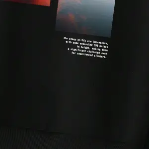 Manfinity Hypemode Mountain & Slogan Graphic Sweatshirt Siyah