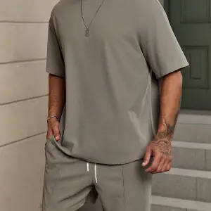 Manfinity KASUA Erkek Günlük Düz Omuz Düşük Tişört ve Şort