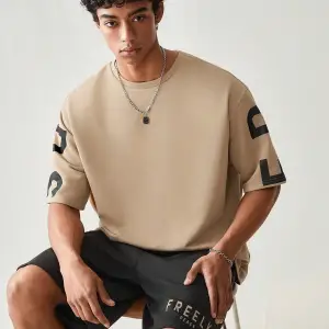 Manfinity UrbanChill Örme Rahat Baskılı Kısa Kollu ve Şort Takımı