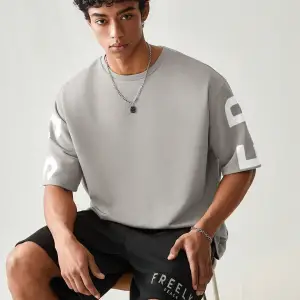 Manfinity UrbanChill Örme Rahat Baskılı Kısa Kollu ve Şort Takımı