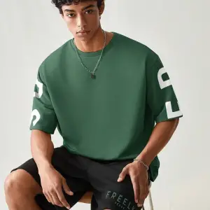 Manfinity UrbanChill Örme Rahat Baskılı Kısa Kollu ve Şort Takımı