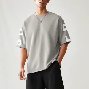 Manfinity UrbanChill Örme Rahat Baskılı Kısa Kollu ve Şort Takımı