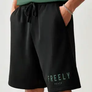 Manfinity UrbanChill Örme Rahat Baskılı Kısa Kollu ve Şort Takımı