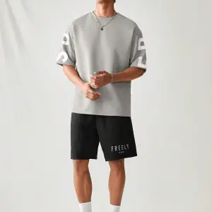 Manfinity UrbanChill Örme Rahat Baskılı Kısa Kollu ve Şort Takımı