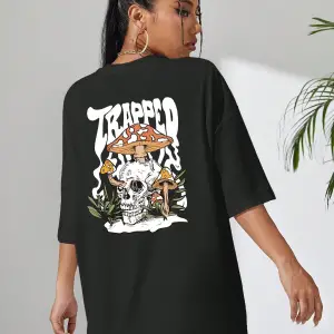 Mantar & Harf Grafikli Düşük Omuzlu Tişört