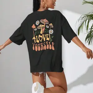 Mantar & Slogan Grafikli Düşük Omuzlu Tişört