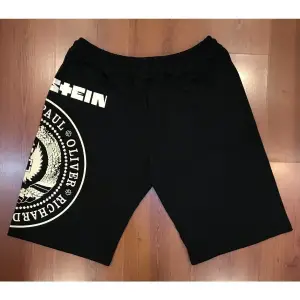 Mavi Etiket Rammstein Est 1994 Baskılı Siyah Şort ADR-SRT-256