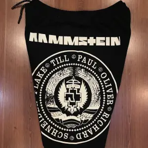 Mavi Etiket Rammstein Est 1994 Baskılı Siyah Şort ADR-SRT-256