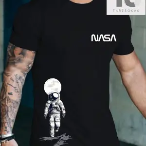 Men Astronot ve Mektup Grafikli Tişört