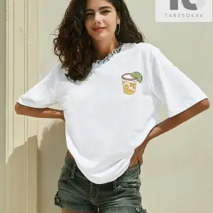 Meyve Suyu Ve Harf Grafikli Düşük Omuz Oversize Tişört
