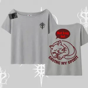 Not Lazy Saving My Spirit Kedi Baskılı Kayık Yaka Tshirt