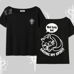 Not Lazy Saving My Spirit Kedi Baskılı Kayık Yaka Tshirt