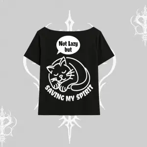 Not Lazy Saving My Spirit Kedi Baskılı Kayık Yaka Tshirt