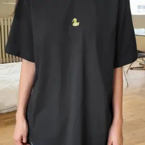 Ördek Nakışlı Damla Omuz Tişört