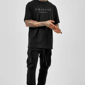 Oversize Fridays Baskılı Siyah Tshirt NRAGE77