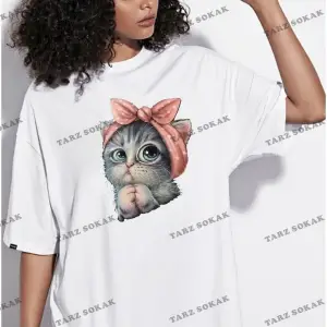 Oversize Kadın Beyaz Sevimli Minik Kedi Baskılı