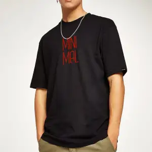 Oversize Minimal Baskılı Siyah Tshirt NRAGE107