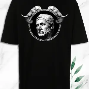 Oversize Mitoloji Komutan Hannibal Barca Heykel Baskılı Siyah T-Shirt
