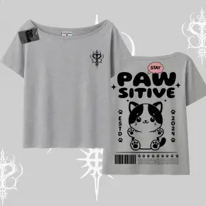 Paw Sitive Kedi Arka Baskılı Kayık Yaka Tshirt