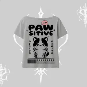Paw Sitive Kedi Arka Baskılı Kayık Yaka Tshirt