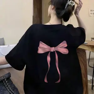 Pembe fiyonk sırt baskılı siyah oversize