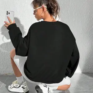 Qutie Kalpli ve Sloganlı Grafik Düşük Omuzlu Siyah