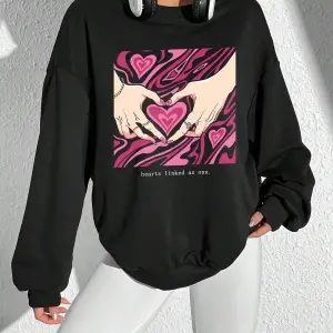 Qutie Kalpli ve Sloganlı Grafik Düşük Omuzlu Siyah