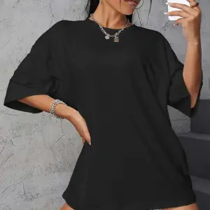 Qutie Mektup ve Karikatür Grafik Düşük Omuz Tişört