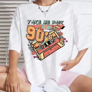 Radyo Bantlı ve Harfli Grafik Düşük Omuzlu Tişört