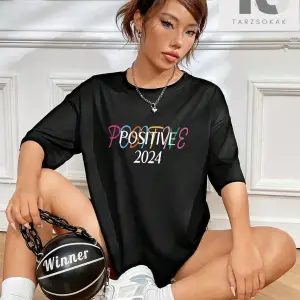 ROMWE Anime Figürü Grafik Düşük Omuz Tişört