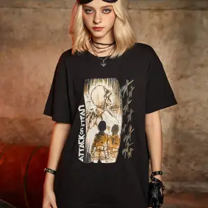 ROMWE X Attack on Titan Figür Grafikli Düşük Omuz Tişörtü