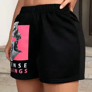 Sculpture & Letter Graphic Şort