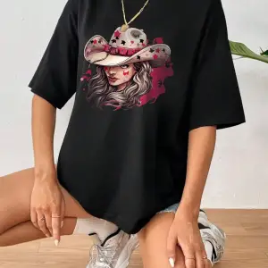 Şekil Grafiği Düşük Omuzlu Tişört