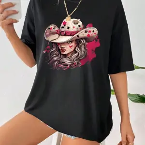 Şekil Grafiği Düşük Omuzlu Tişört