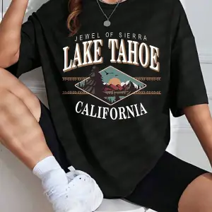 Şekil ve Harf Grafikli Düşük Omuzlu Tişört