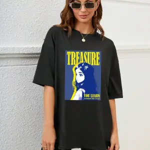 Şekil ve Harf Grafikli Düşük Omuzlu Tişört