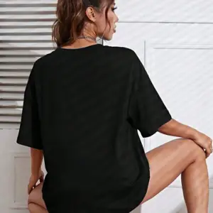 Şekil ve Harf Grafikli Düşük Omuzlu Tişört