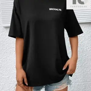 Şekil ve Slogan Grafikli Düşük Omuzlu Tişört