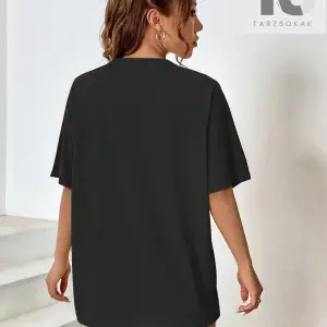 Şekil ve Slogan Grafikli Düşük Omuzlu Tişört